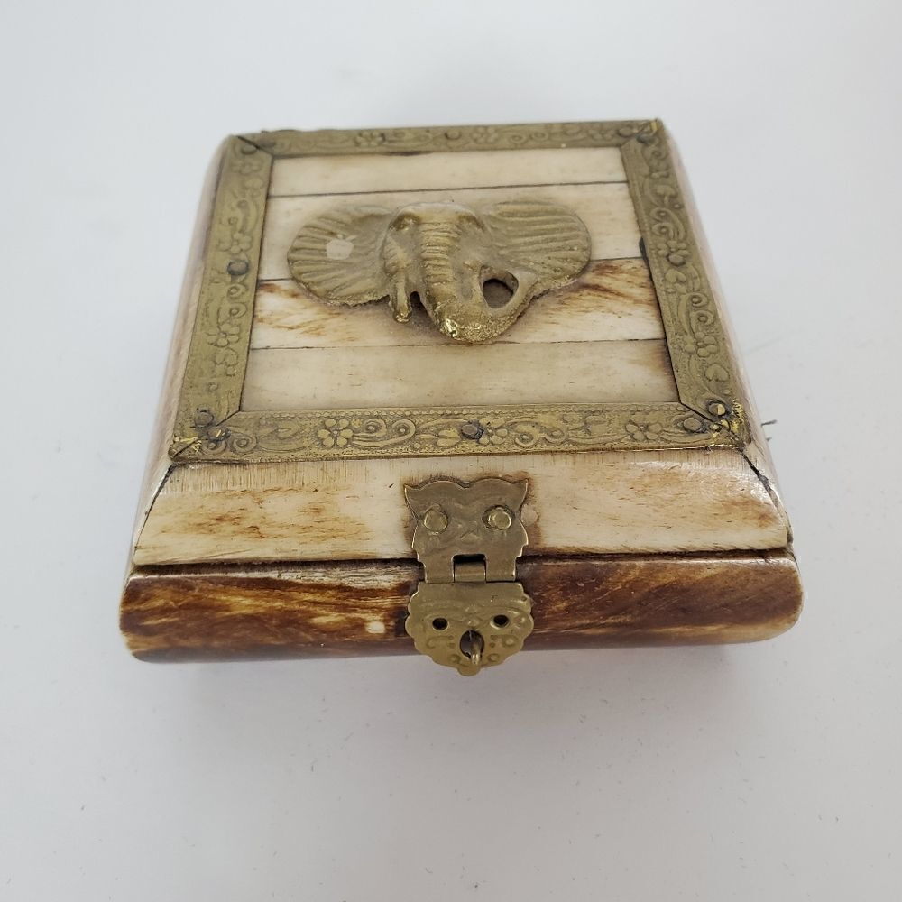 ‎Thinker Box Made in India Brass Detail